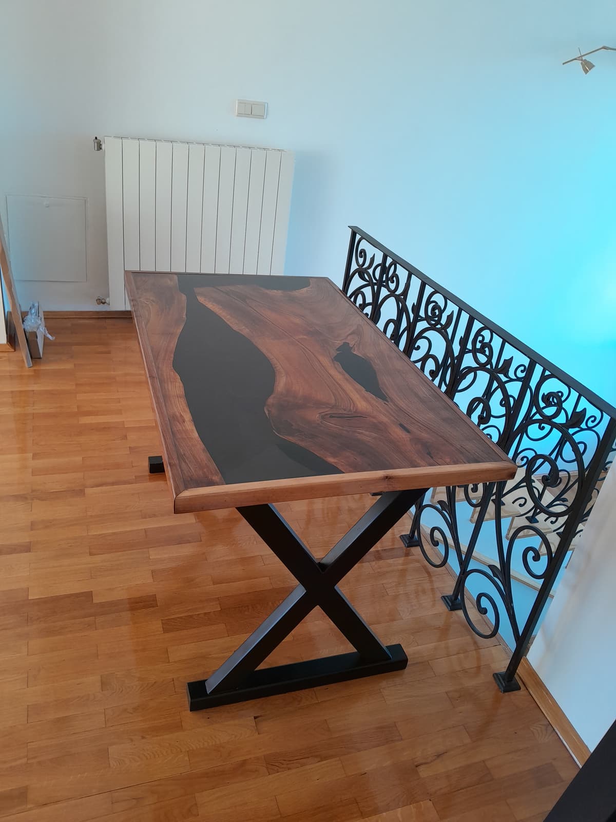 Dinner table for 4. Walnut - black epoxy resin. 2