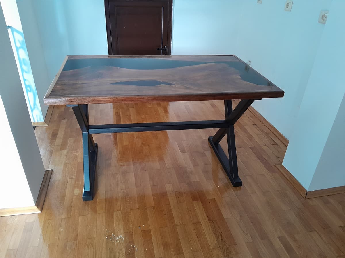 Dinner table for 4. Walnut - black epoxy resin. 3